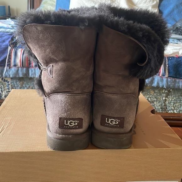 Womens Ugg Bailey Button chocolate size 9 EUC - Picture 5 of 6